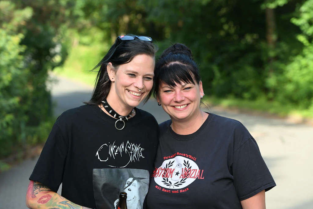 Zwirn (l.) und Ihre Cousine wollten morgen eigentlich auch gegen die AfD demonstrieren, doch die junge Frau muss ihre Mutter morgen zum Till Lindemann Konzert nach Leipzig begleiten. „Es ist halt Mutti, aber Mutti ist helle“, sagt Zwirn.