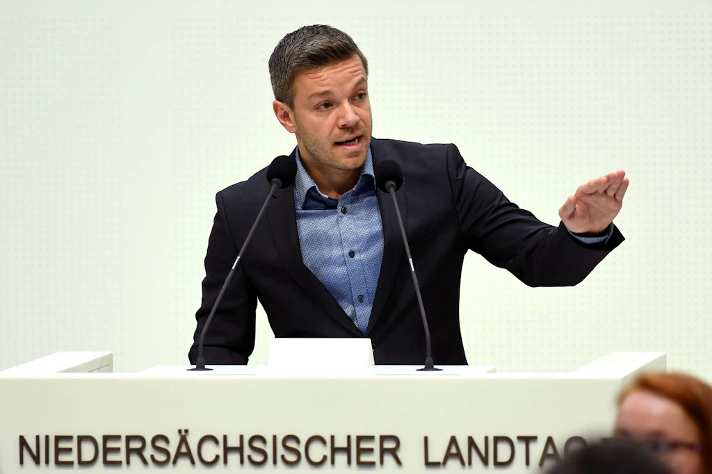Der niedersächsische Landesbeauftragte für Migration und Teilhabe, Deniz Kurku (SPD), hat sein Ehrenamt mit sofortiger Wirkung niedergelegt.