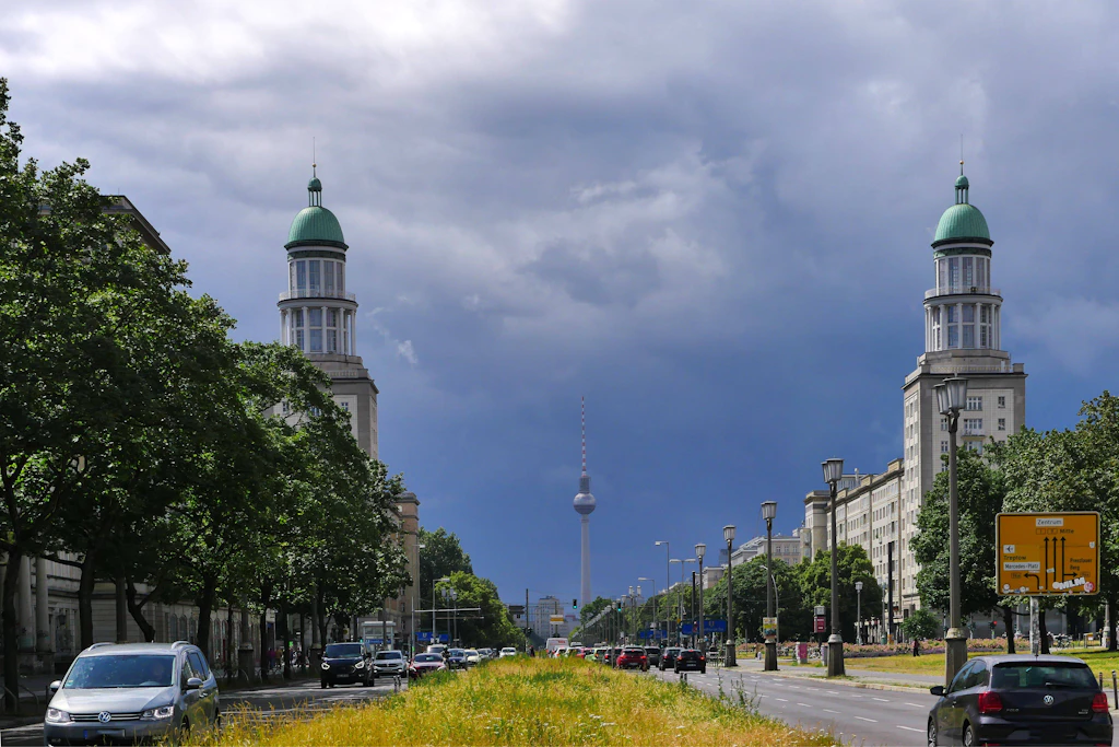Wolken über Berlin: Stürmische Böen und wechselhaftes Wetter prägen die nächsten Tage.