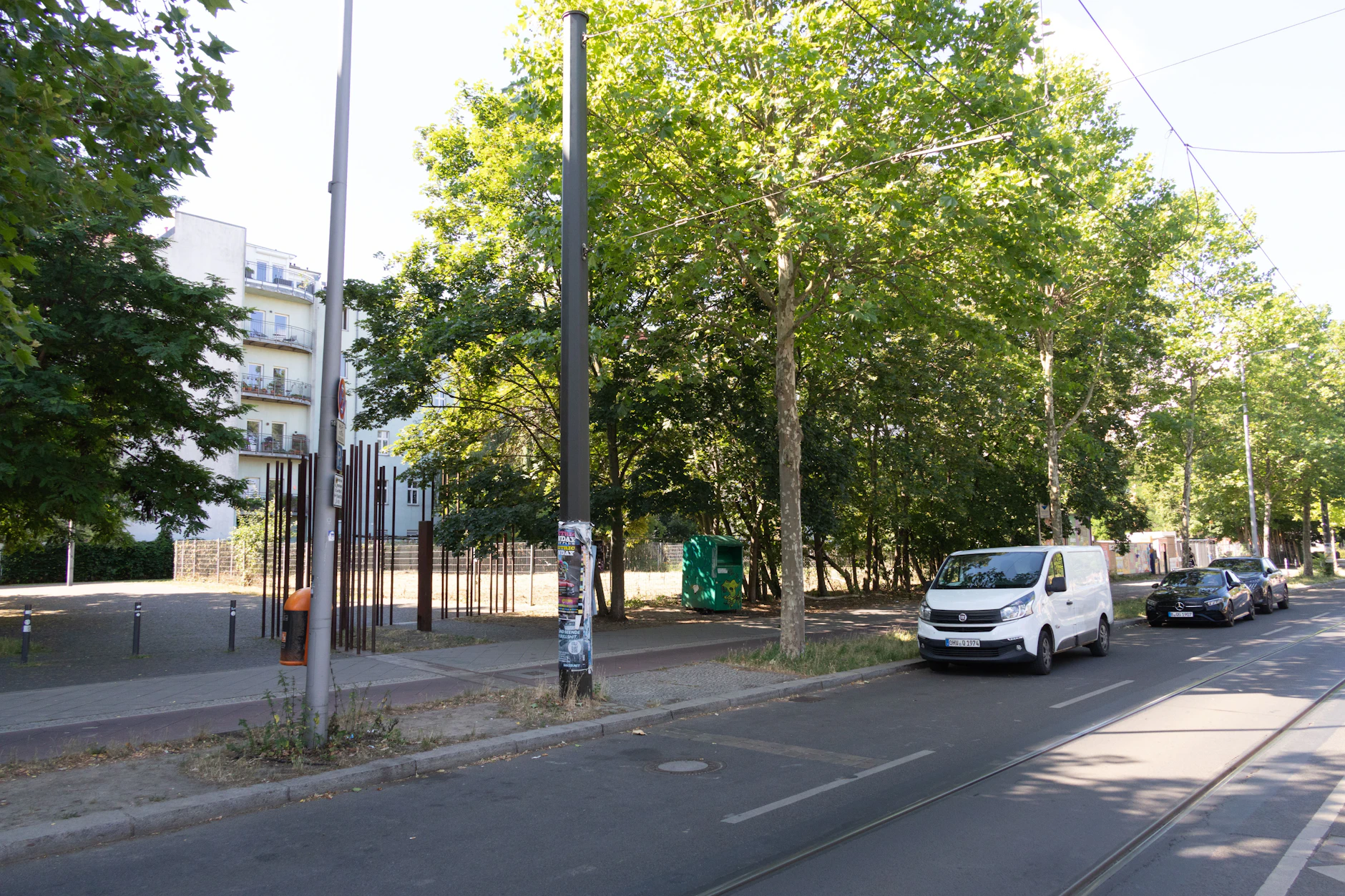 Heute fährt die Straßenbahn M10 dort entlang, wo einst der Grenzstreifen verlief. Eine Gedenkstätte erinnert an die Schicksale.