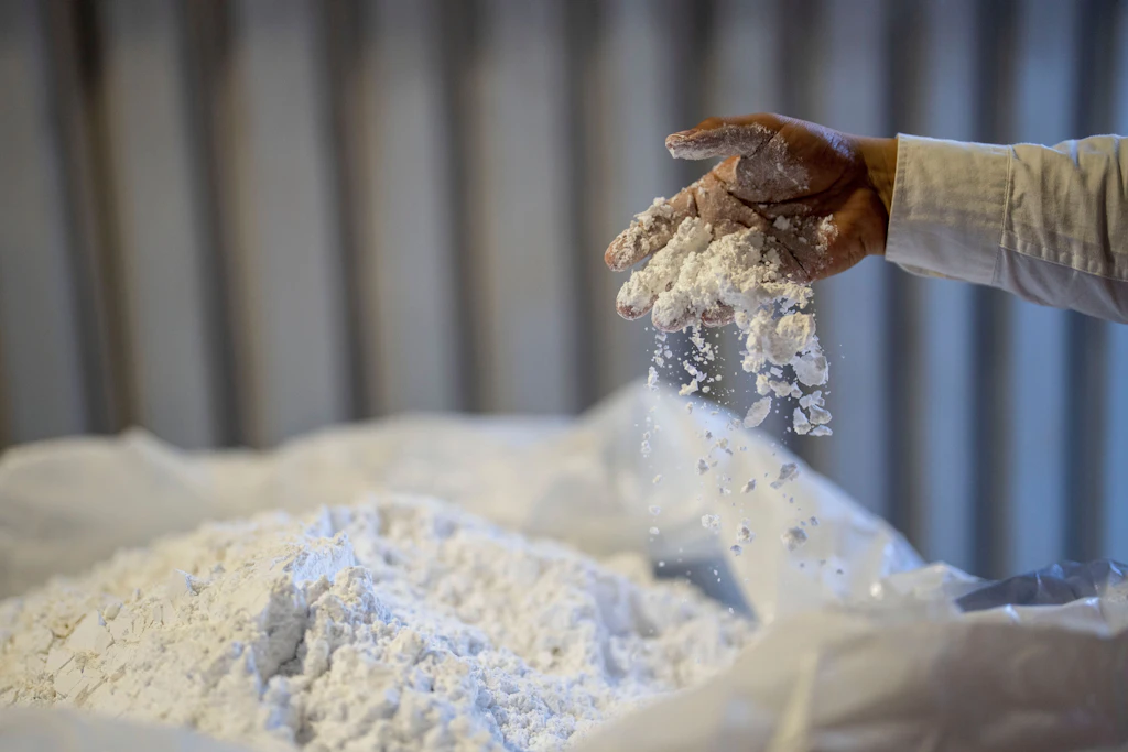 Ein Arbeiter in einer Lithium-Verarbeitungsanlage. In China werden aus Rückständen der Lithiumproduktion nun auch Rubidium und Cäsium gewonnen.