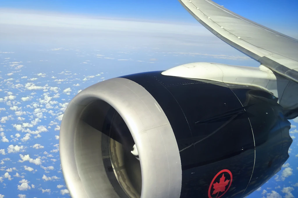 Über den Wolken: Mit dem Dreamliner von Air Canada unterwegs von Montréal zum Flughafen Berlin Brandenburg (BER).