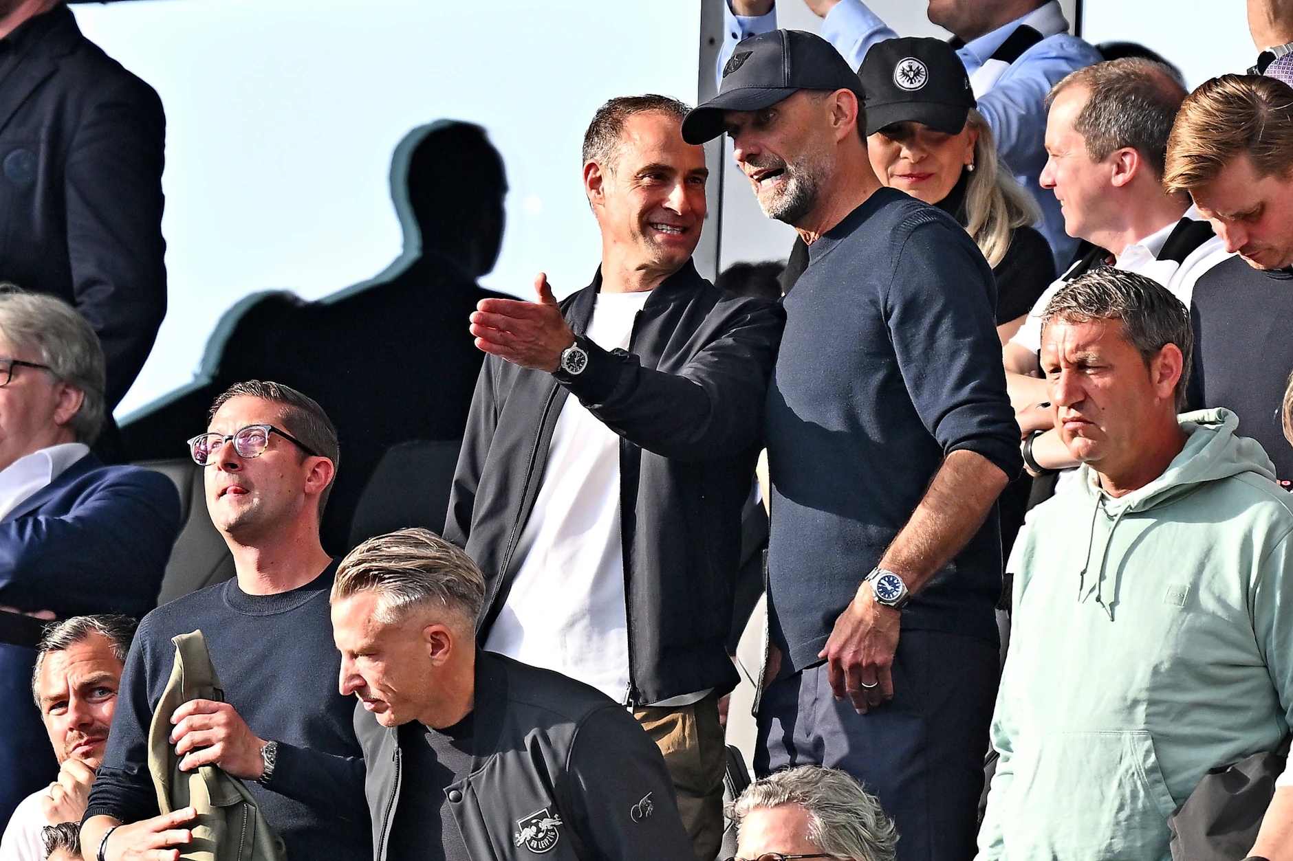 Red-Bull-Boss Oliver Mintzlaff im Gespräch mit seinem Fußballchef Jürgen Klopp. Wie veile Millionen Verlangt der Red Bull vom DFB für Klopp?