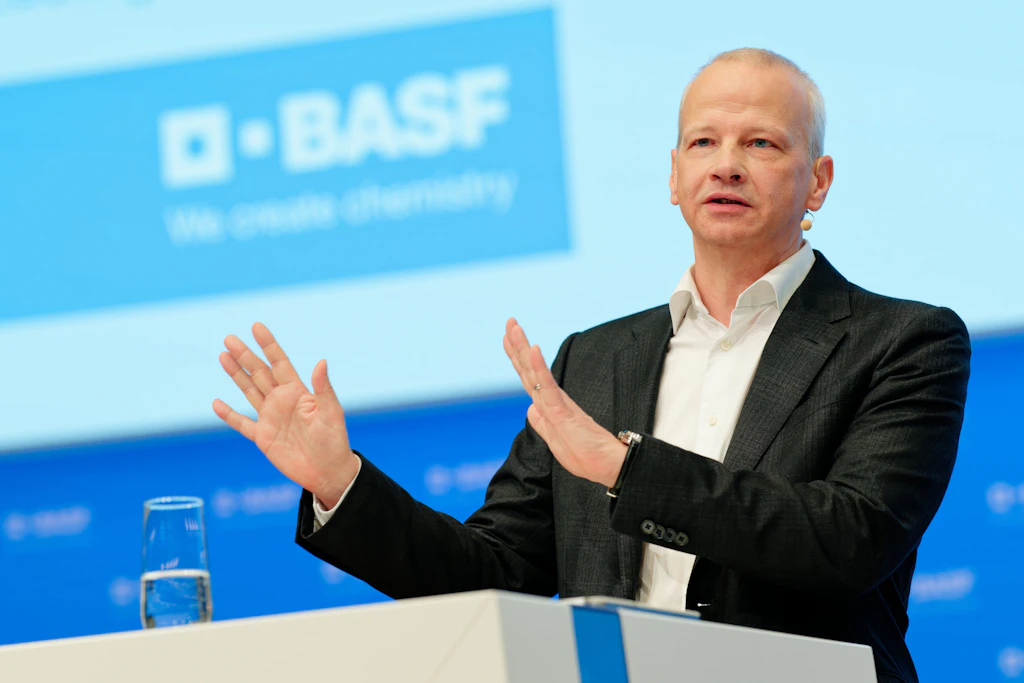 BASF-Chef Markus Kamieth warnt, dass die EU-Pläne beim Emissionshandel der europäischen Industrie schaden.