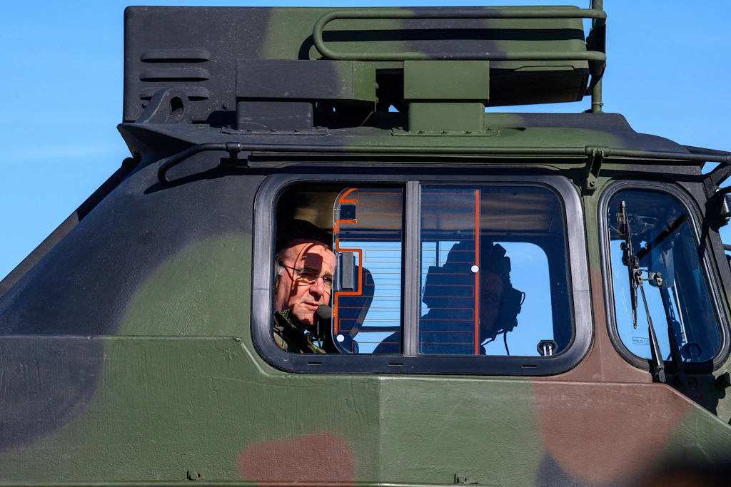 Boris Pistorius beim Besuch der Streitkräftebasis der Bundeswehr. Im VW-Werk seiner Heimatstadt Osnabrück ist die Zukunft ungewiss.