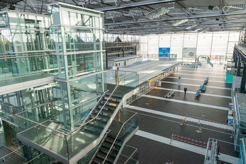 Der Flughafen hat in Spitzenzeiten 1,89 Millionen Passagiere im jahr abgefertigt, zuletzt waren es im Jahr 2025 nur noch 886.000 Passagiere.