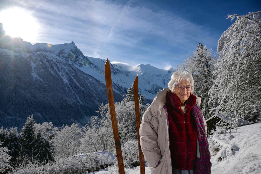 Frankreichs älteste Skilehrerin Olga Chappaz vor dem Mont-Blanc-Massiv in Chamonix (Aufnahme vom Februar 2026).