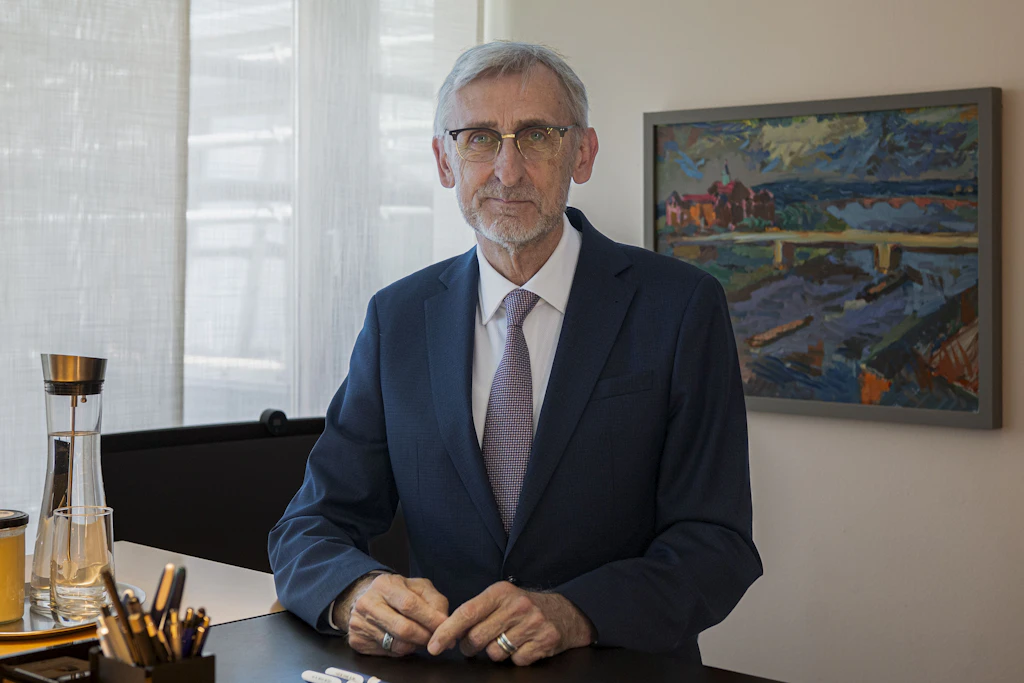 Armin Schuster im Interview: Der Innenminister nimmt Stellung zu Kritik am neuen Polizeigesetz.