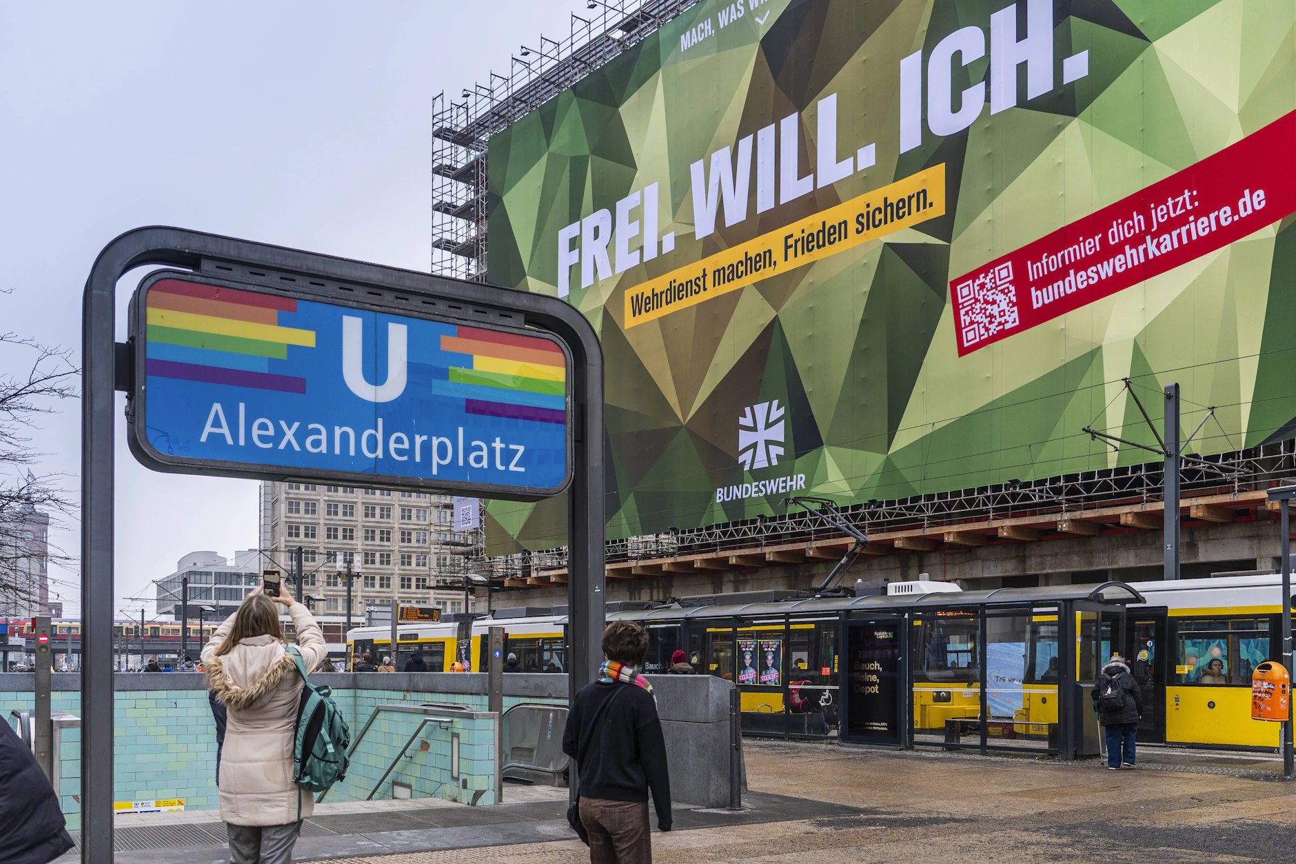 Aktuell sieht man bundesweit Werbung für den Wehrdienst.