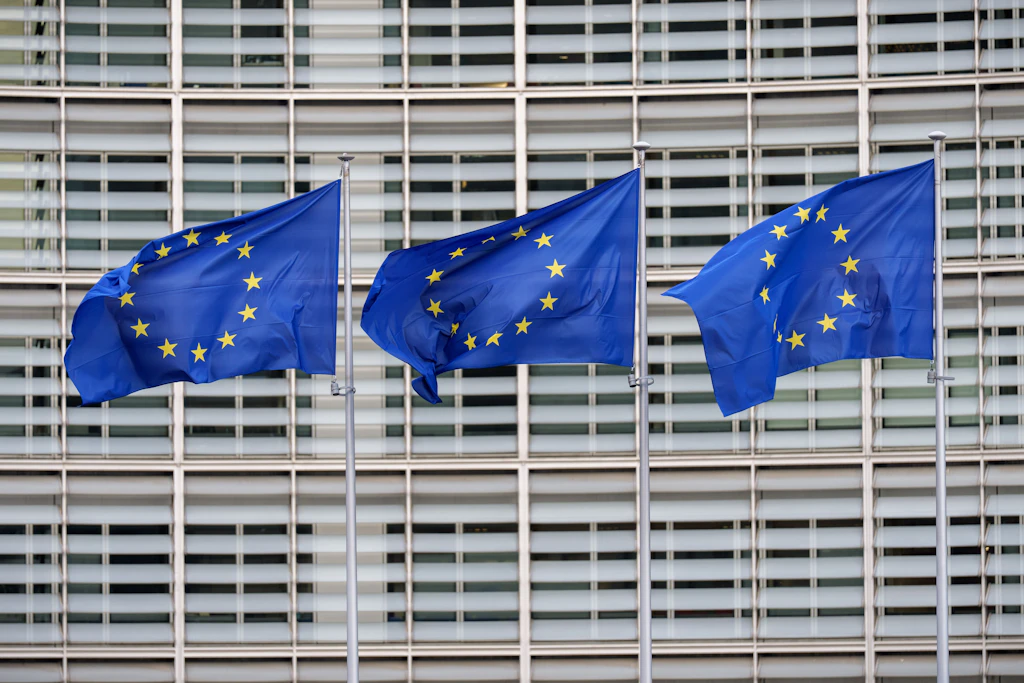 EU-Fahnen wehen vor der EU-Kommission.