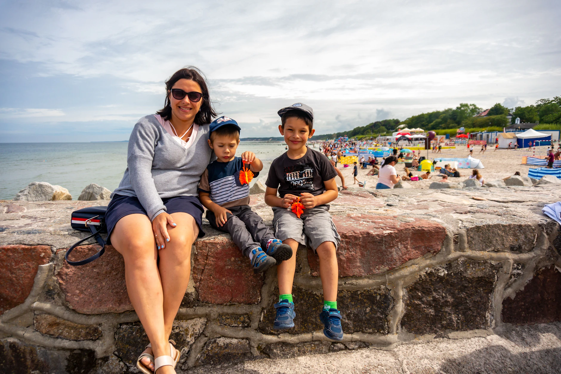 Eine Familie genießt ihren Sommerurlaub in Ustka.