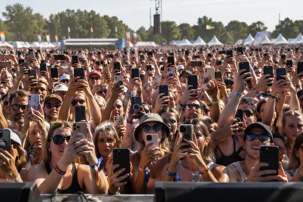 Viele Konzertbesucher konzentrieren sich mittlerweile nicht mehr auf das Konzert selbst, sondern nur noch aufs Smartphone.