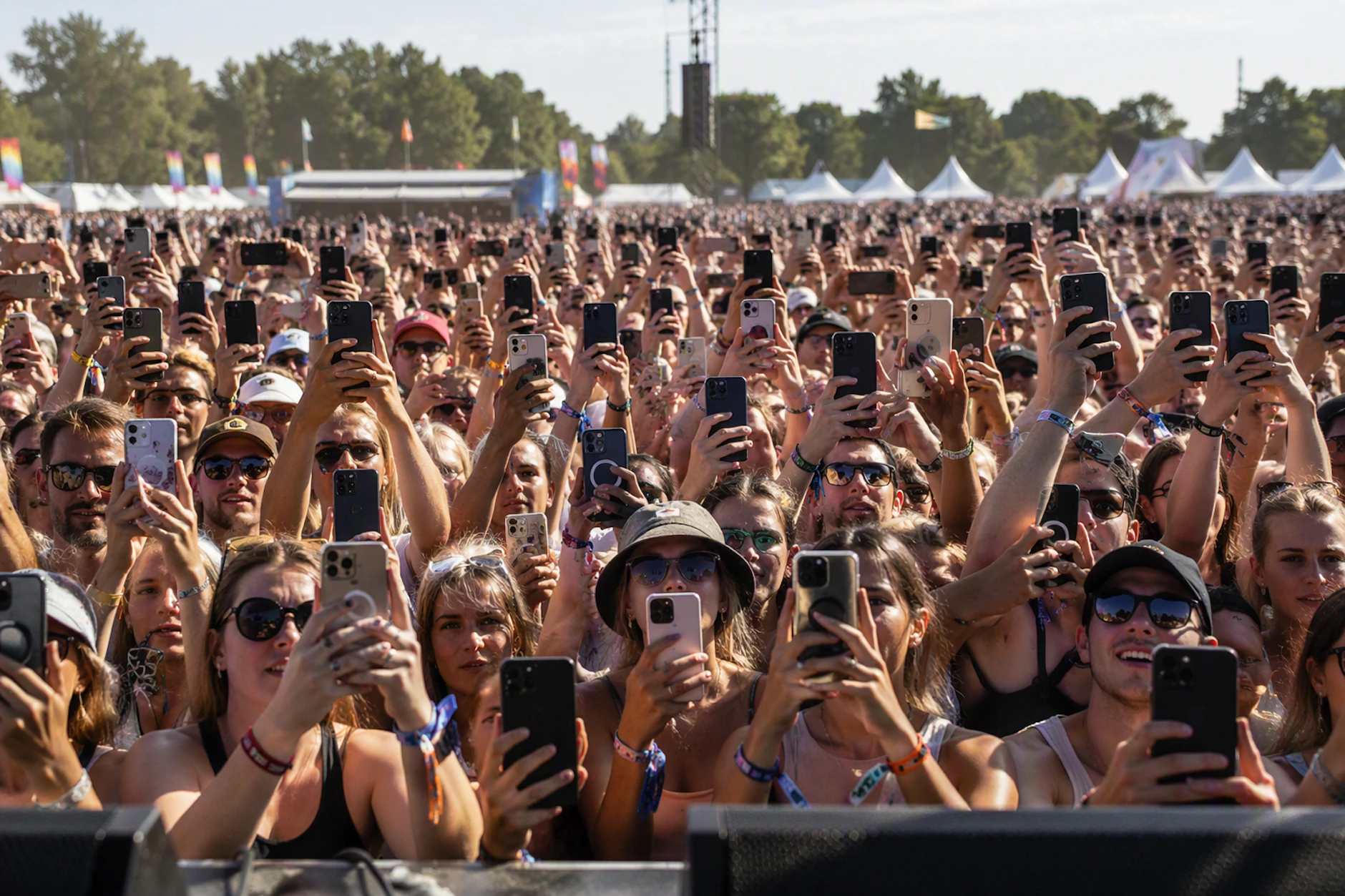 Viele Konzertbesucher konzentrieren sich mittlerweile nicht mehr auf das Konzert selbst, sondern nur noch aufs Smartphone.
