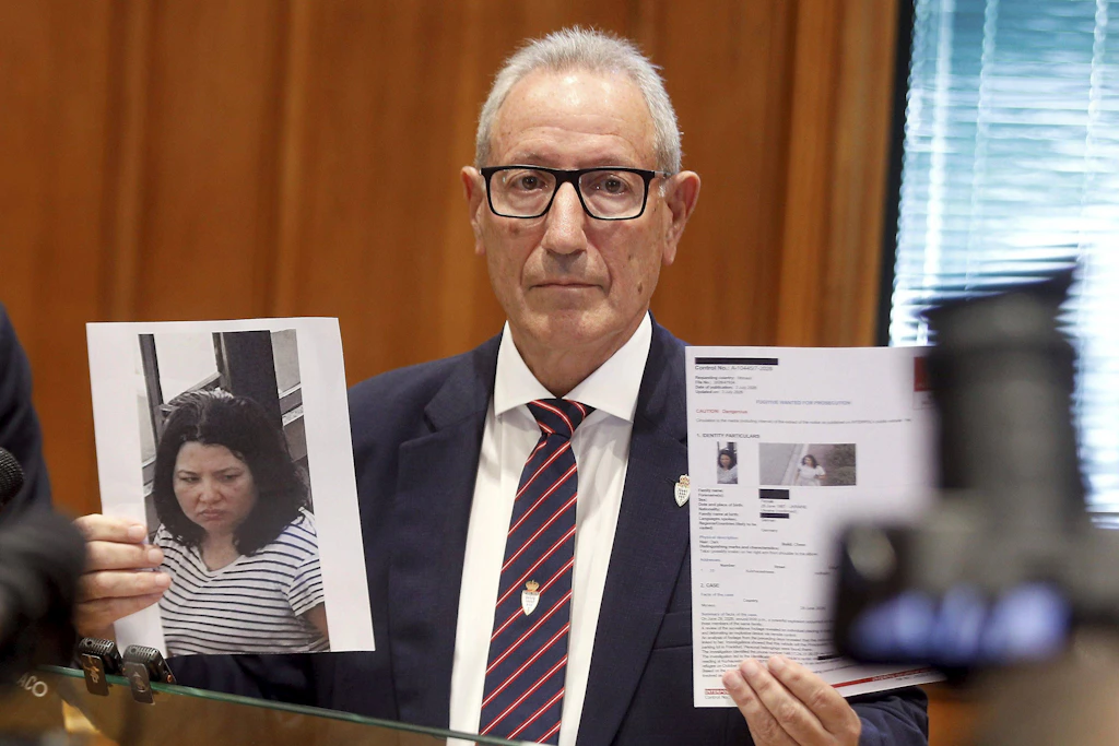 Monacos Sicherheitschef Eric Arella zeigt bei einer Pressekonferenz ein Foto der Hauptverdächtigen Anastasiia Berezovska.