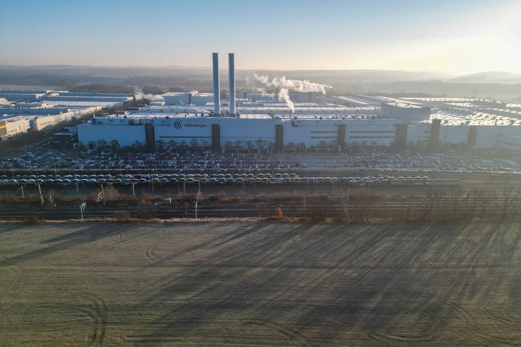 Blick auf das VW-Werk in Zwickau: Dem Standort droht die Schließung – was laut Experten fatale Folgen für den Immobilienmarkt hätte.