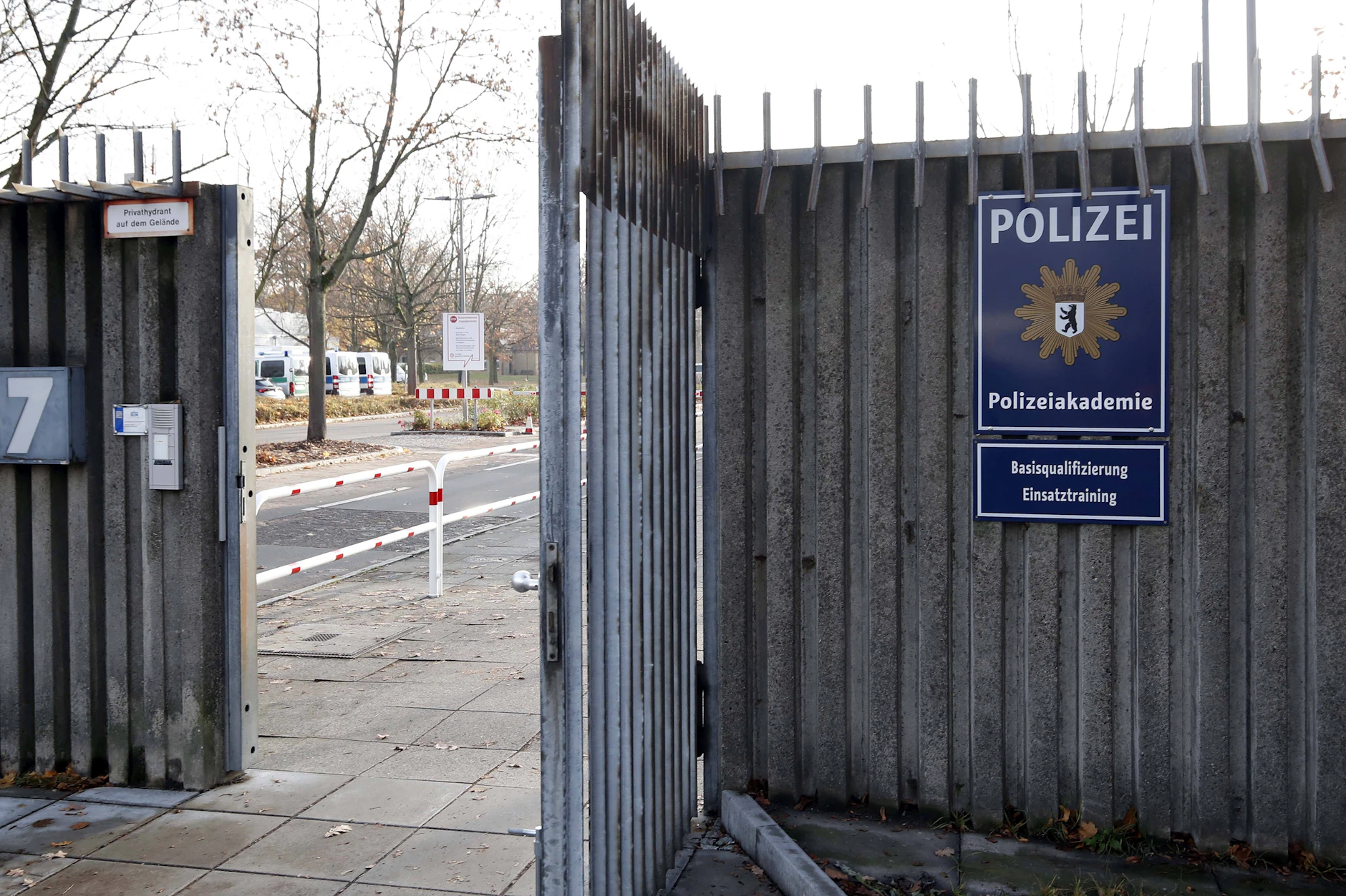 Der praktische Teil der Studiengänge wird an der Polizeiakademie in Berlin-Spandau sowie im Rahmen von Einsätzen und Praktika bei der Berliner Polizei absolviert.