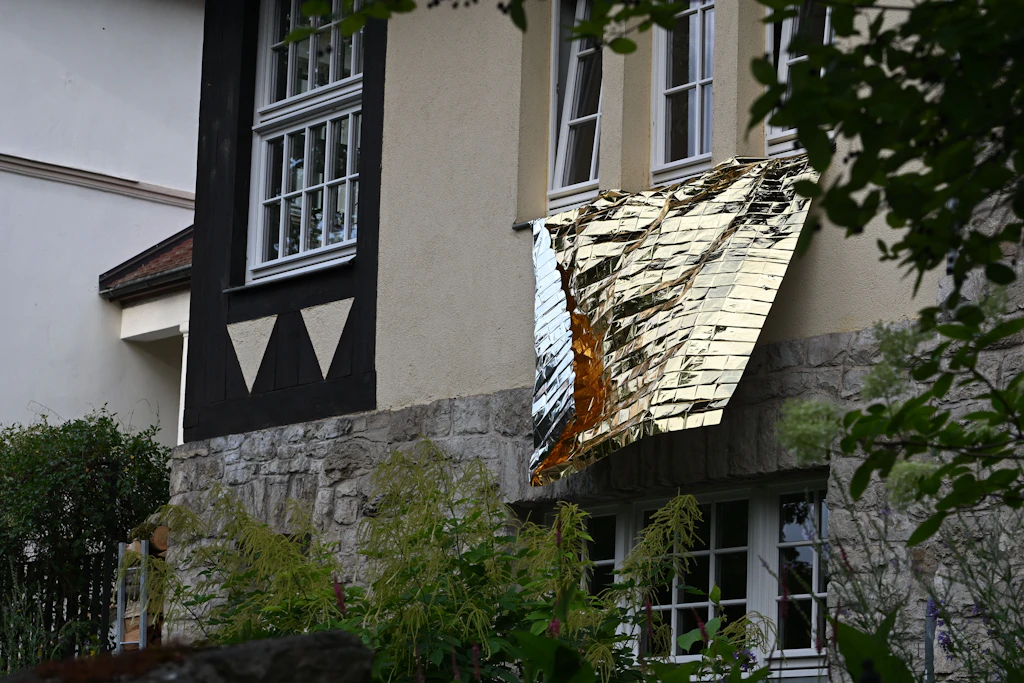 Goldene Decken an den Häusern als Zeichen des Widerstands
