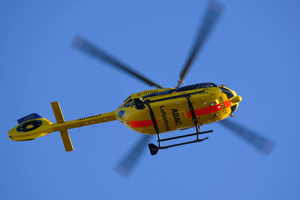 Am Freitag musste ein Rettungshubschrauben einen schwerverletzten Mann auf der A10 bergen. (Symbolbild)