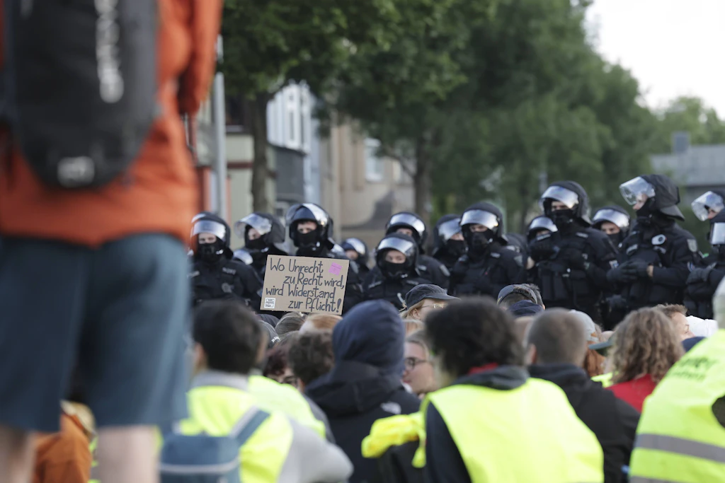 Am Rande des Parteitags der AfD in Erfurt kam es wiederholt zur Konfrontation zwischen Demonstranten und der Polizei.