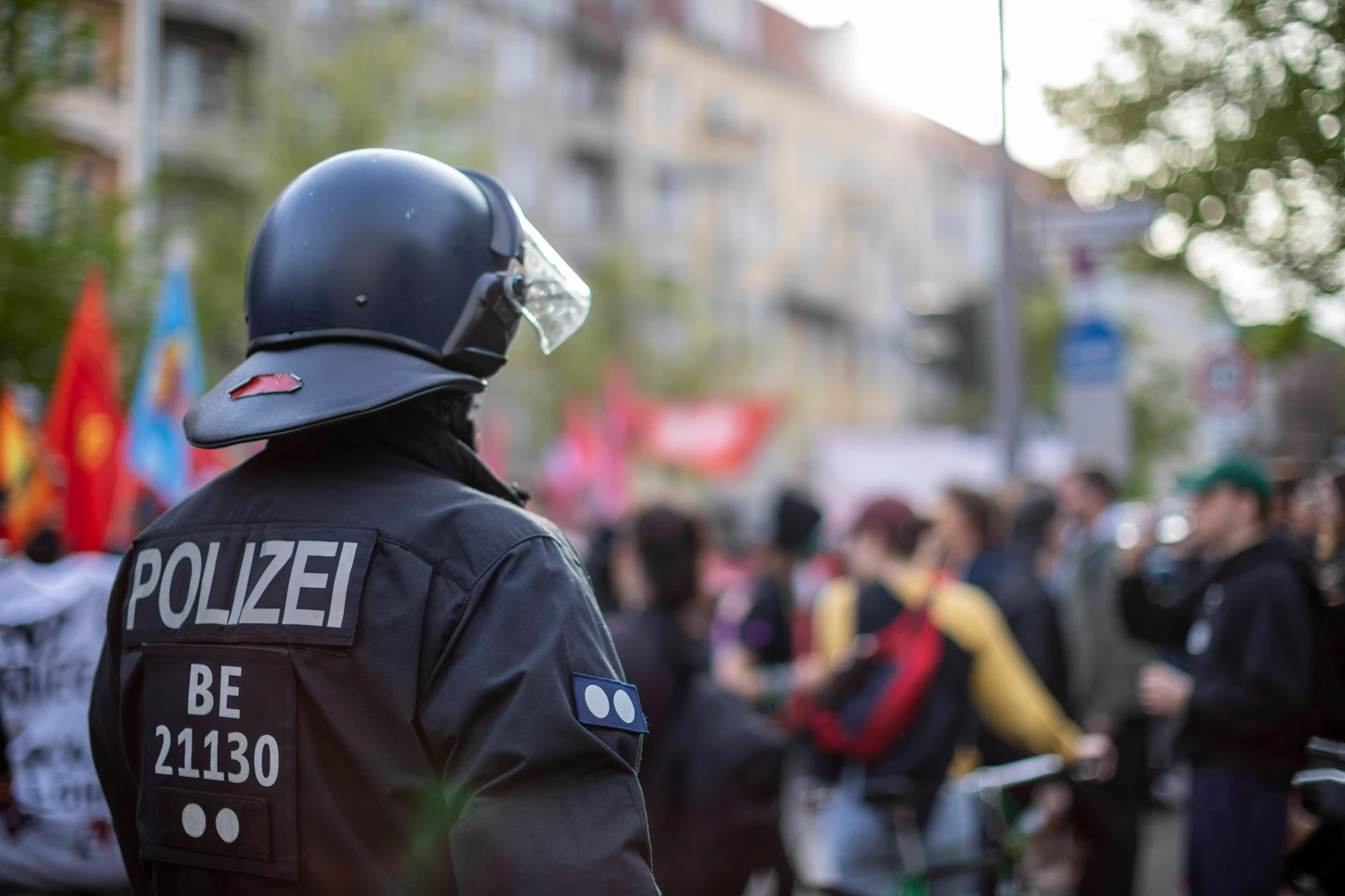 Ein Polizist am 1. Mai 2026 im Einsatz in Kreuzberg. Beamte riskieren bei solchen Einsätzen mitunter ihre Gesundheit.