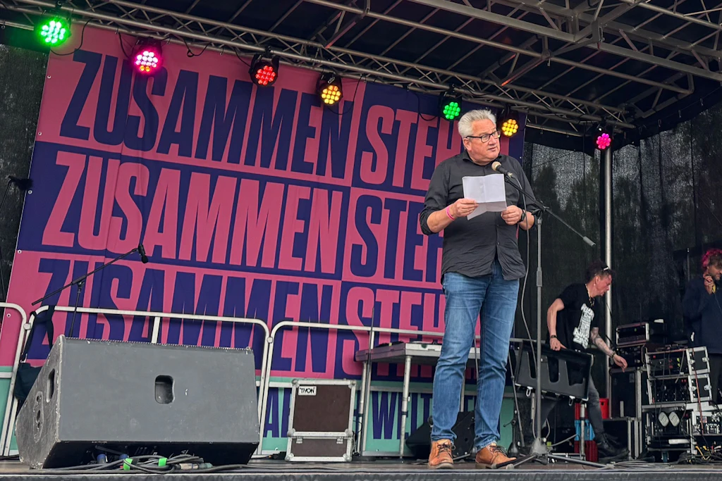 Jens-Christian Wagner, Leiter Gedenkstätte Buchenwald, spricht bei der Kundgebung vom Deutschen Gewerkschaftsbund (DGB).