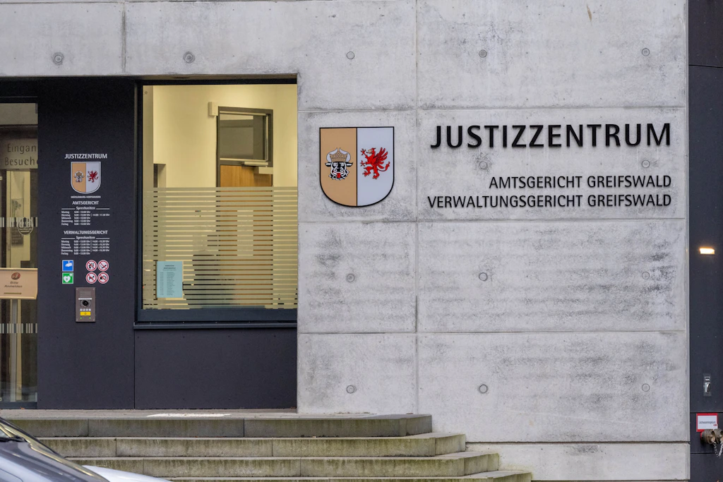 Vor dem Amtsgericht Greifswald beginnt ein Prozess gegen zwei junge Männer wegen einem brutalen Überfall auf einen Jugendlichen.