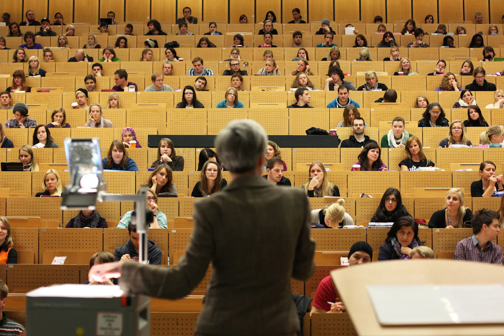 Eine Professorin hält in einem Hörsaal eine Vorlesung.