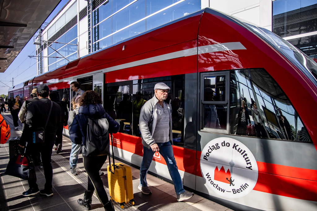Fahrgäste steigen am 27. April 2024 im Bahnhof Ostkreuz in den Kulturzug nach Breslau. Im vergangenen Jahr, am Ende der zehnten Saison, fand die letzte Fahrt statt.