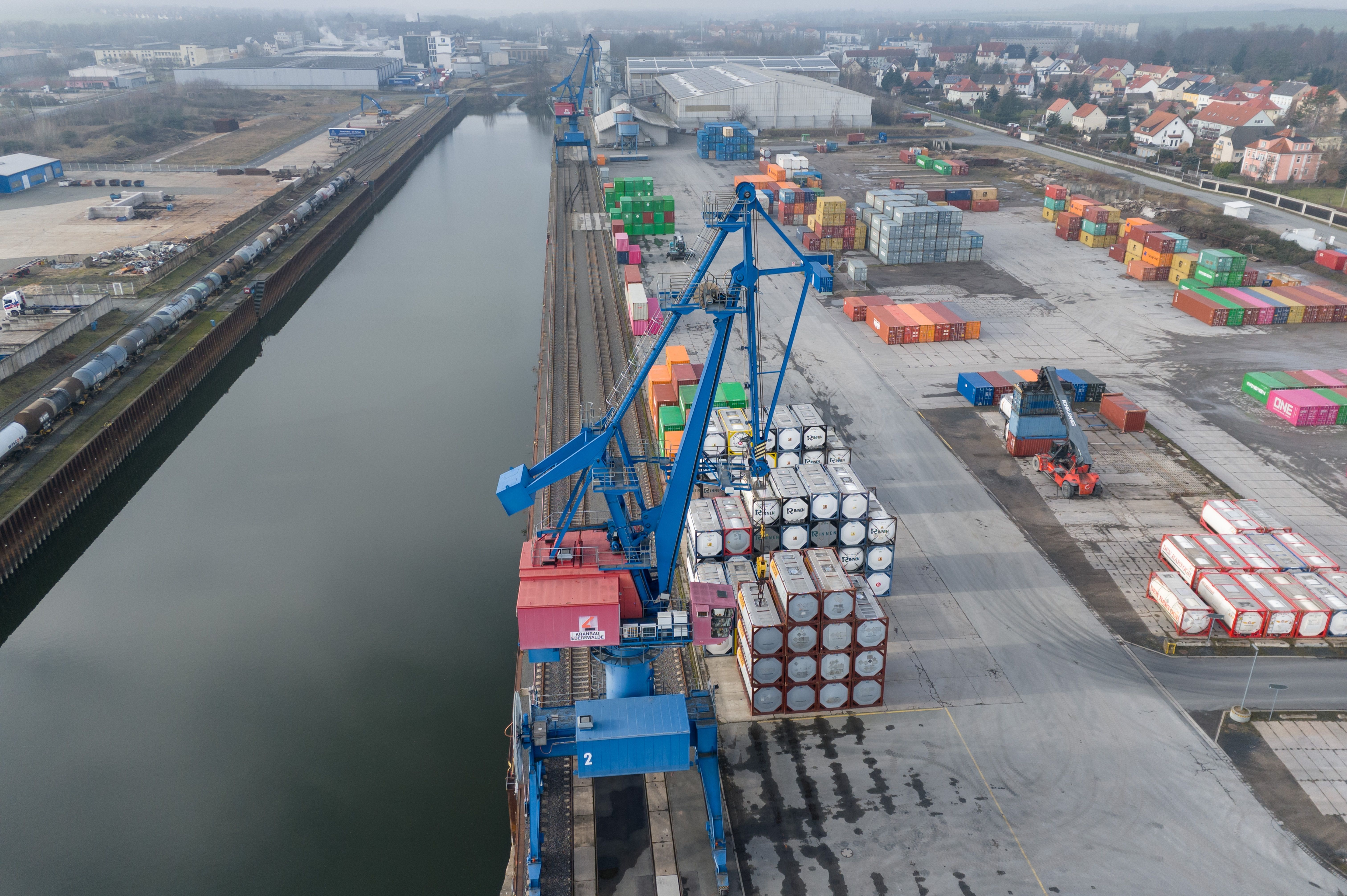 Elbe auf Rekordtief: Im Osten bleiben schwere Maschinen in den Häfen liegen
