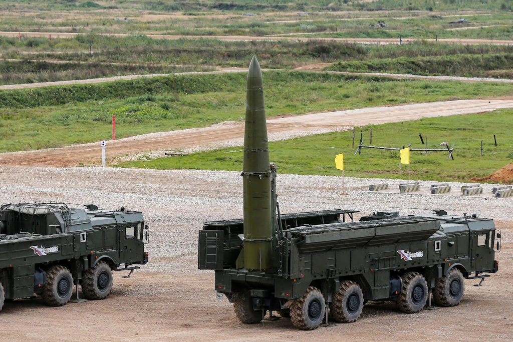 Eine russische Iskander-M-Rakete wird während einer Demonstration des Internationalen Militärtechnischen Forums ARMY-2016 im Patriot-Park der russischen Streitkräfte auf den Abschuss vorbereitet.