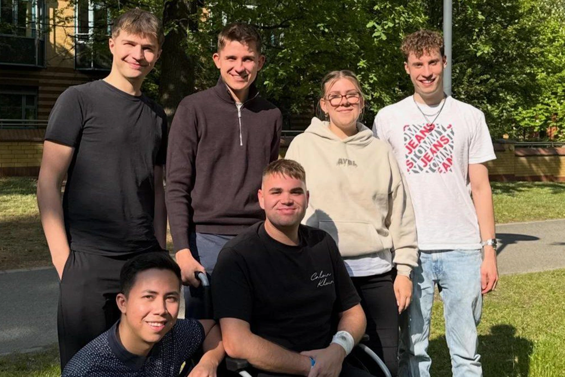 Brian kämpft und sein Freunde und Familie unterstützen ihn dabei.