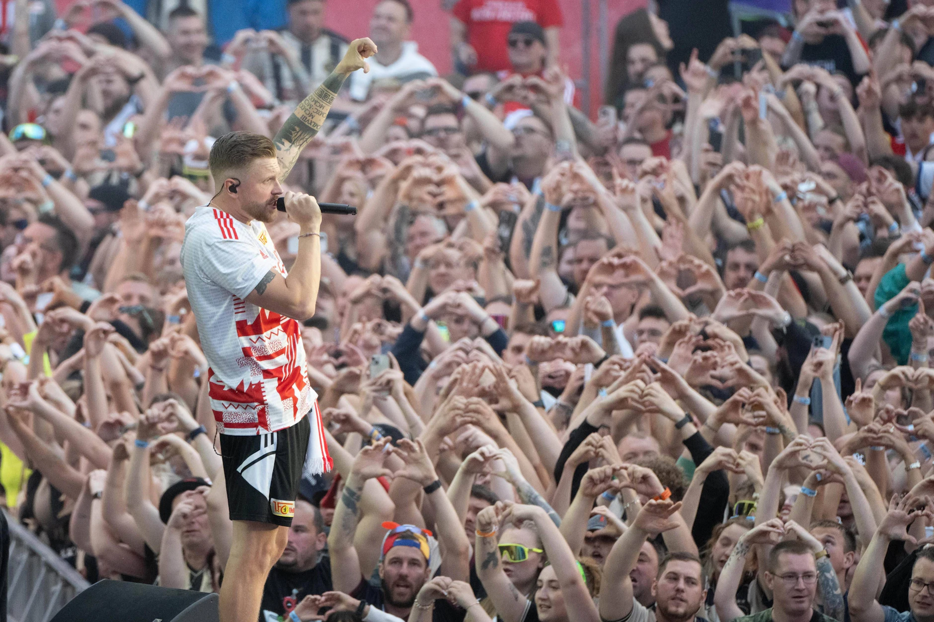 Finch am Freitag im Stadion An der Alten Försterei. Die Fans feiern den Rapper – und das augenscheinlich ohne Handys.