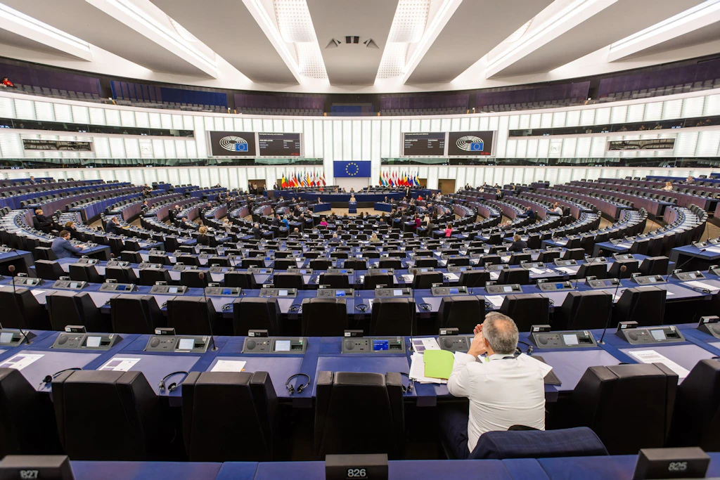 Bei dem Huthi-Angriff auf den Flughafen Riad am 10. Oktober 2026 wurden nach Angaben der saudischen Behörden zwölf Menschen getötet und mehr als 300 verletzt. Nun will das EU-Parlament – hier im Bild – reagieren.