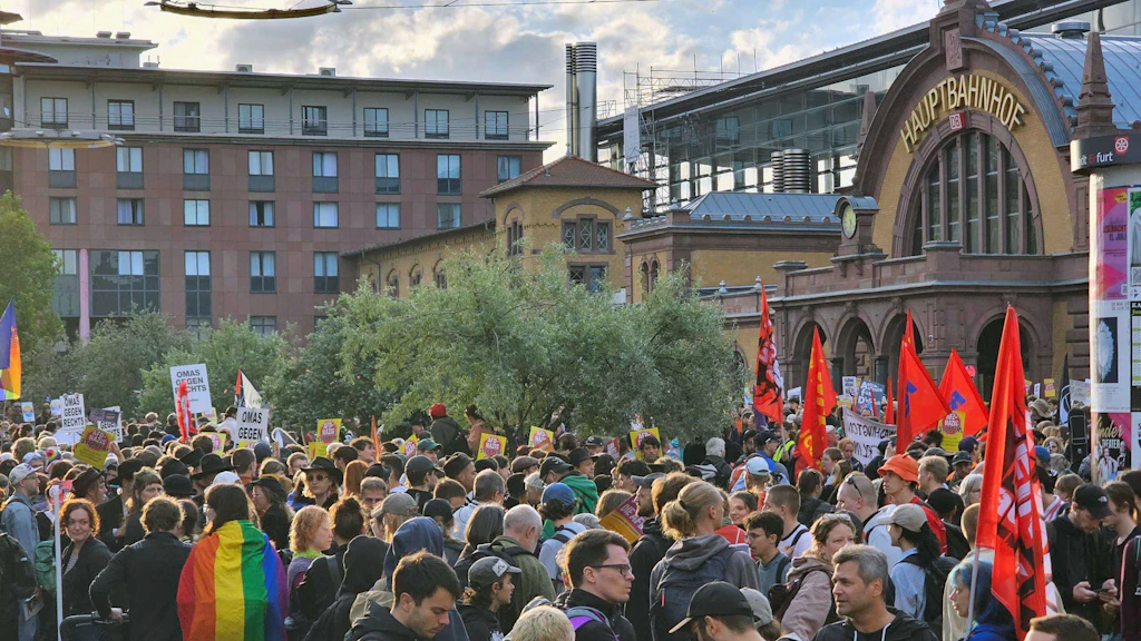 Die Demonstration vor dem Hauptbahnhof Erfurt macht sich auf den Weg zur Messe.