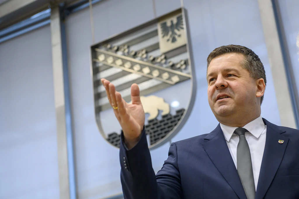 Sachsen-Anhalts Ministerpräsident Sven Schulze (CDU) steht eine schwierige Landtagswahl bevor.