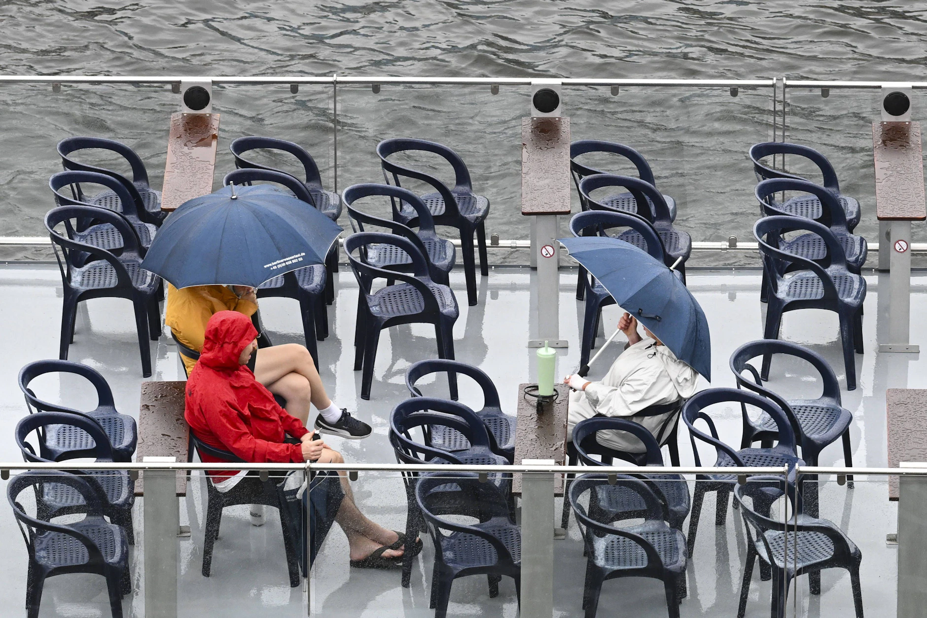Regenjacke und Schirm statt Sonne. Doch die kommt bald zurück.