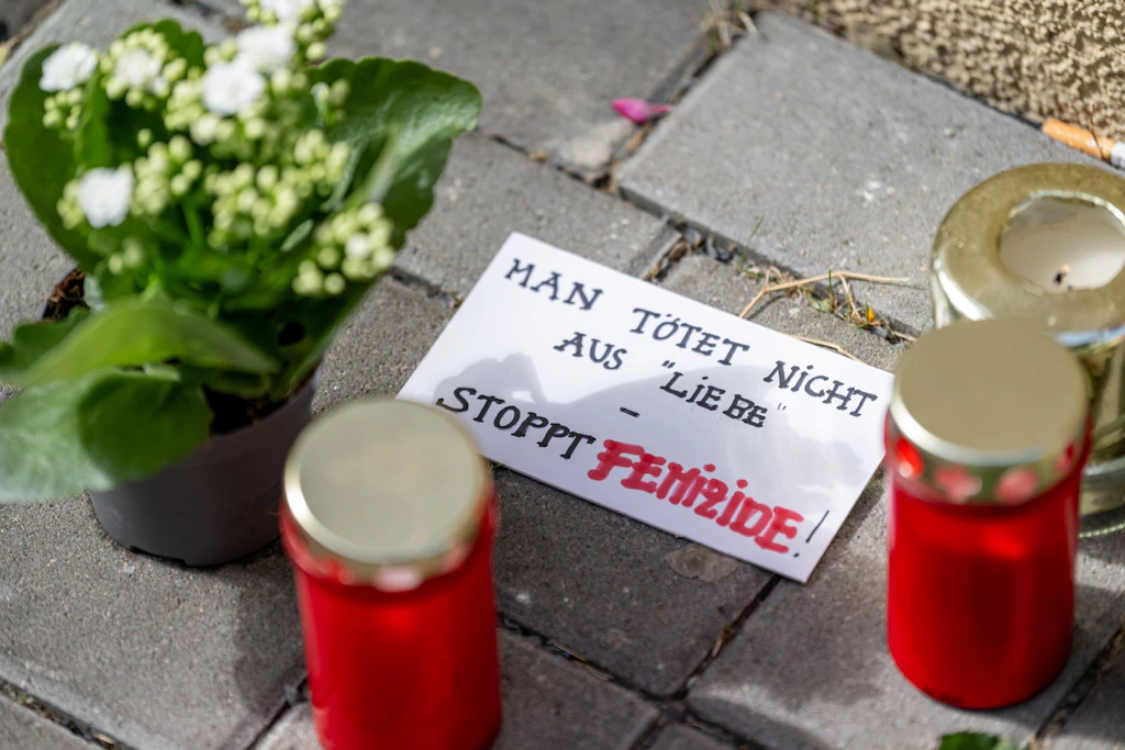 Stoppt Femizide. Mit Blumen und Kerzen wird der getöteten Frauen gedacht.