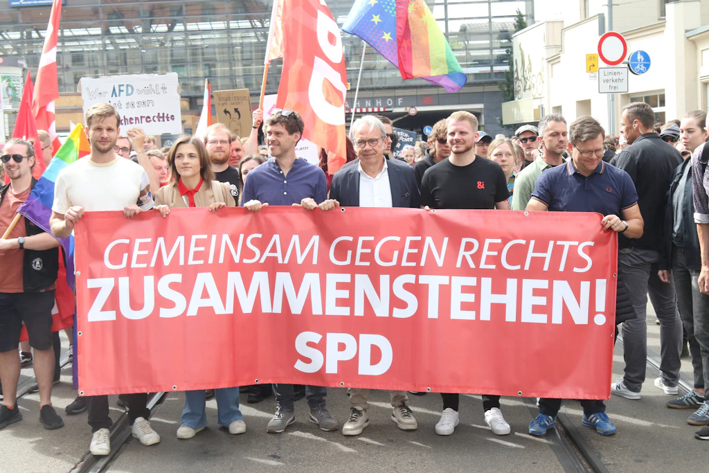 Elisabeth Kaiser, Thüringens Innenminister Georg Maier, Tim Klüssendorf und Bundesminister Carsten Schneider bei der Demonstration gegen den Bundesparteitag der AfD in Erfurt.