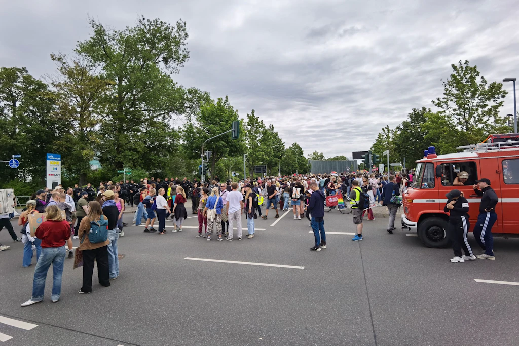 Gegendemonstration auf dem Messegelände.