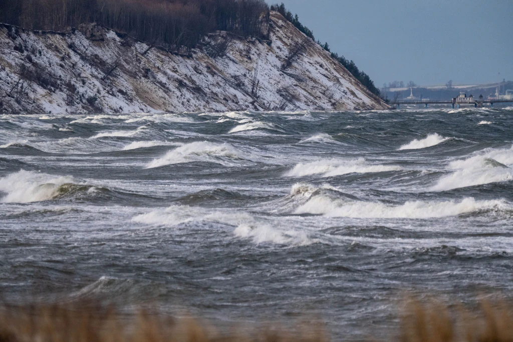 An der Ostsee kann es am Dienstag zu Sturmfluten kommen.