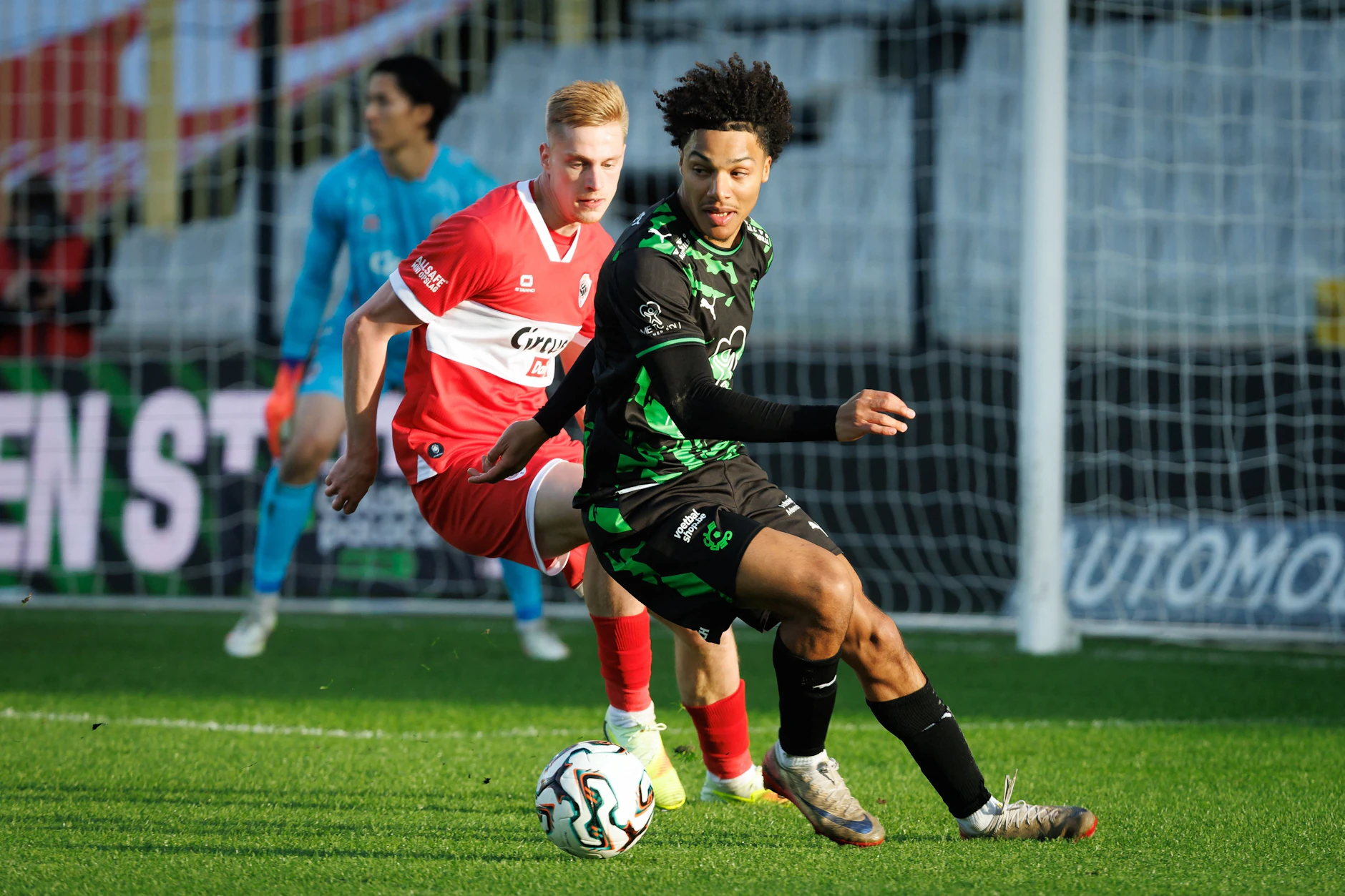 Oluwaseun Adewumi (r.) gehörte bei seiner Leihe bei Cercle Brügge zu den schnellsten Spielern Belgiens.
