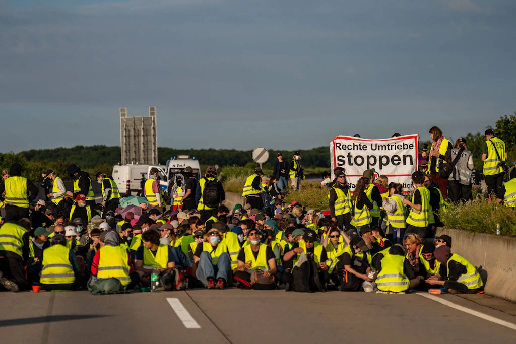 Es werden zwischen 35.000 und 50.000 Gegendemonstranten in der Stadt erwartet. Das Aktionsbündnis Widersetzen plant „gezielte, gewaltfreie Sitzblockaden“ an den Zufahrtswegen zur Messe, um den Ablauf des Parteitags zu stören und zu verzögern.