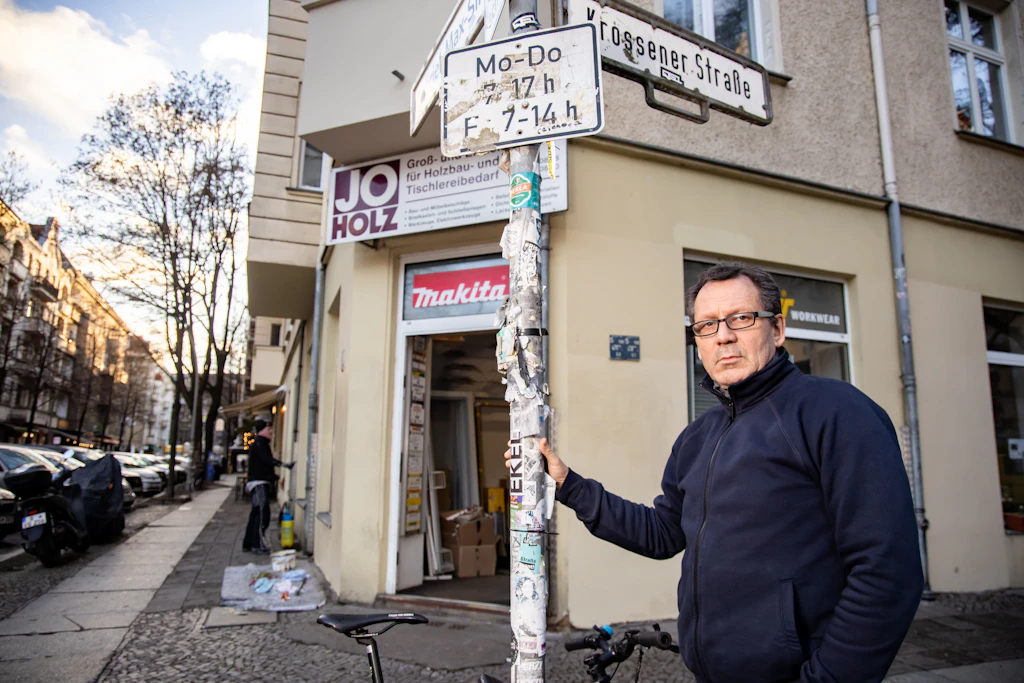 Ladenbesitzer Tim Johannson lehnt die geplante Fußgängerzone am Boxhagener Platz ab. Doch für dieses Teilprojekt nennt das Bezirksamt noch keinen Zeitplan.