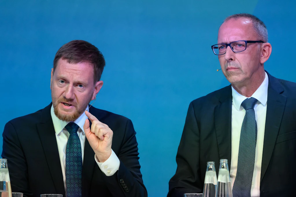 Sachsens Ministerpräsident Michael Kretschmer (l.) und der sächsische AfD-Chef Jörg Urban auf einem Wahlforum (Archivfoto).