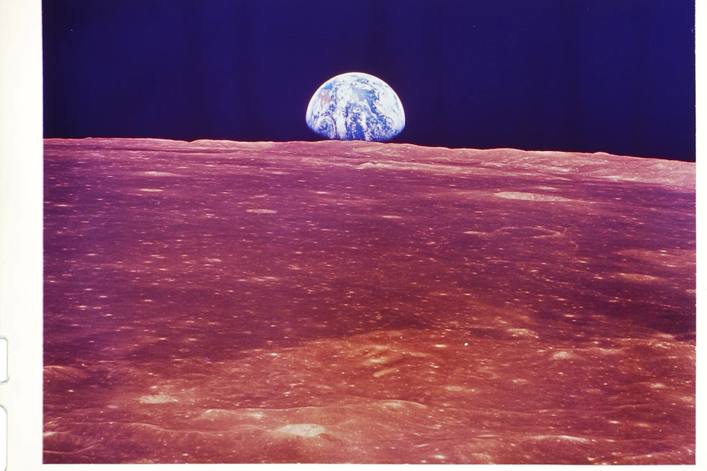 Blick auf die Erde von der Mondoberfläche aus während der Apollo-11-Mission am 20. Juli 1969.