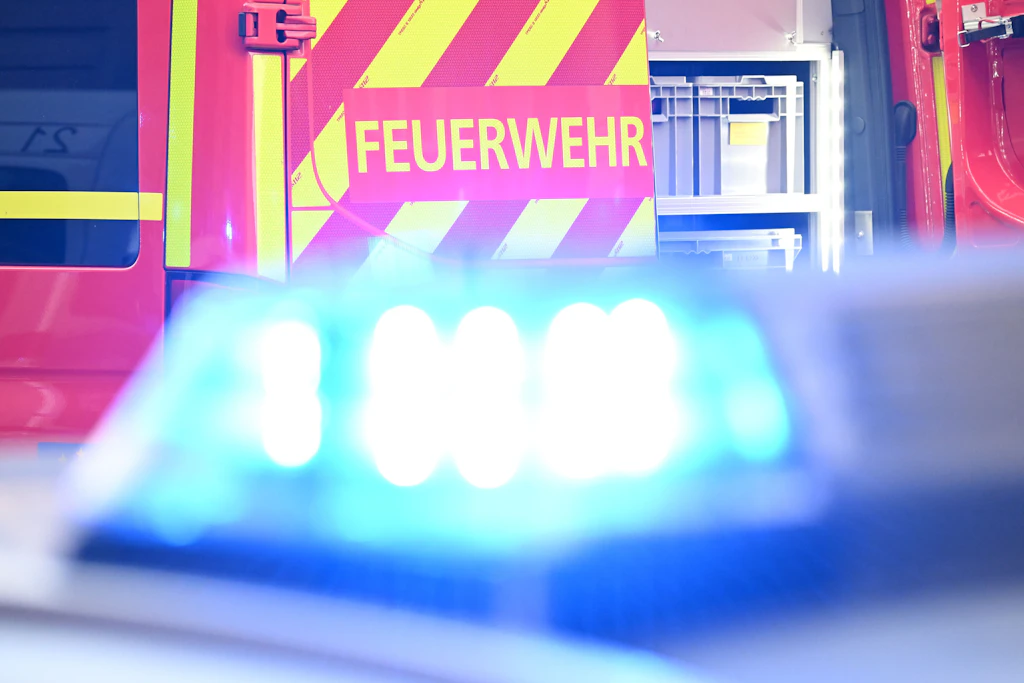 Großbrand bei Erntearbeiten in Staven: Sechs Menschen verletzt, Evakuierungen nötig