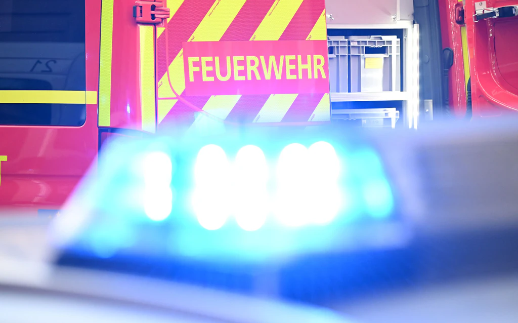 Großbrand bei Erntearbeiten in Staven: Sechs Menschen verletzt, Evakuierungen nötig