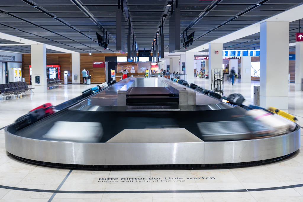 Gepäckband im Flughafen Berlin Brandenburg (BER). Nicht bei allen Reisen kommen Koffer und Taschen zur selben Zeit wie die Reisenden an. Ein häufiger Anlass für Attacken.