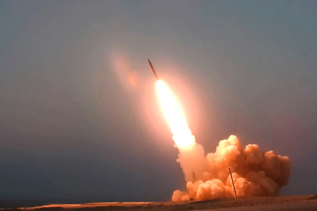 Eine iranische Rakete wird gestartet. Teheran droht, seine Angriffsziele auf Europa auszuweiten.