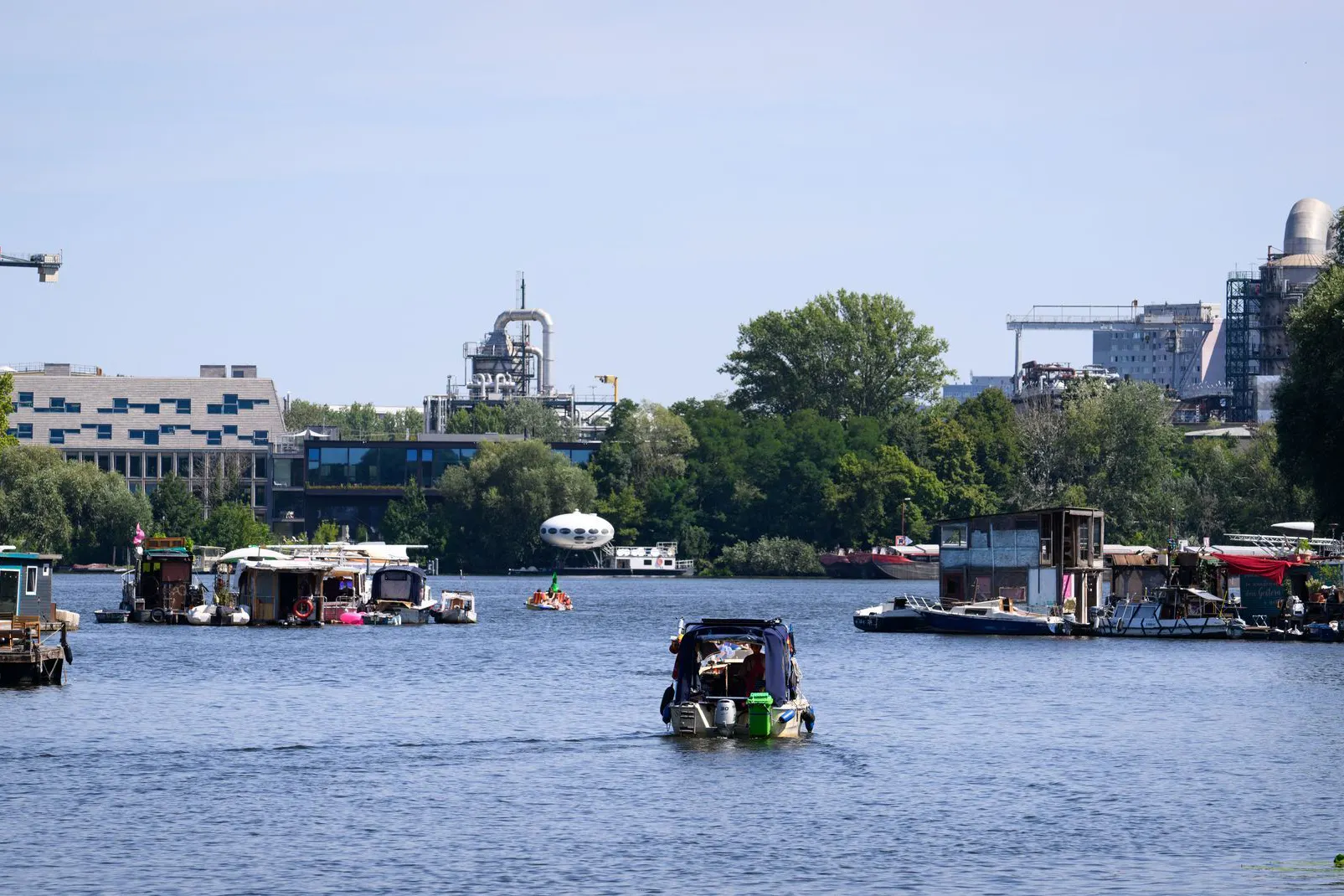 In der Rummelsburger Bucht geht es in der Regel beschaulich zu. Das lockt viele Menschen ans und auf das Wasser.